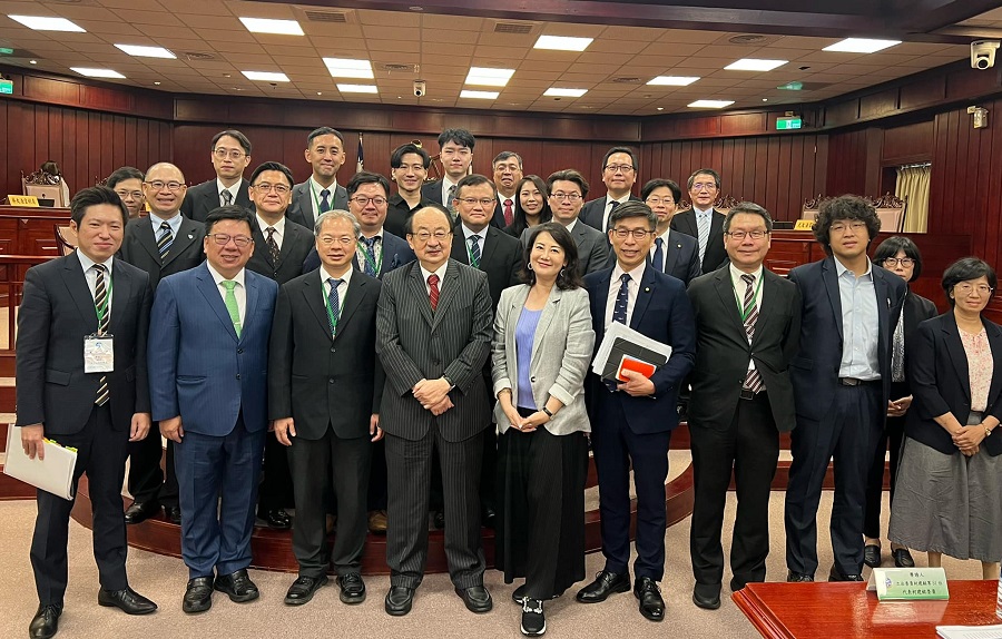 圖/民進黨政府的憲法辯論團隊,涵蓋學界、律師與專家等,陣容龐大也做了充分準備。(翻攝立委吳思瑤臉書)