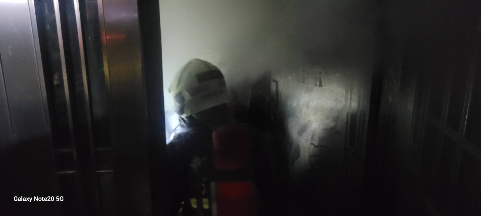 ▲彰化縣社頭鄉中山路一透天厝清晨發生火災， 4人遭濃煙輕微嗆傷，消防隊救出送醫救治。（消防隊提供）