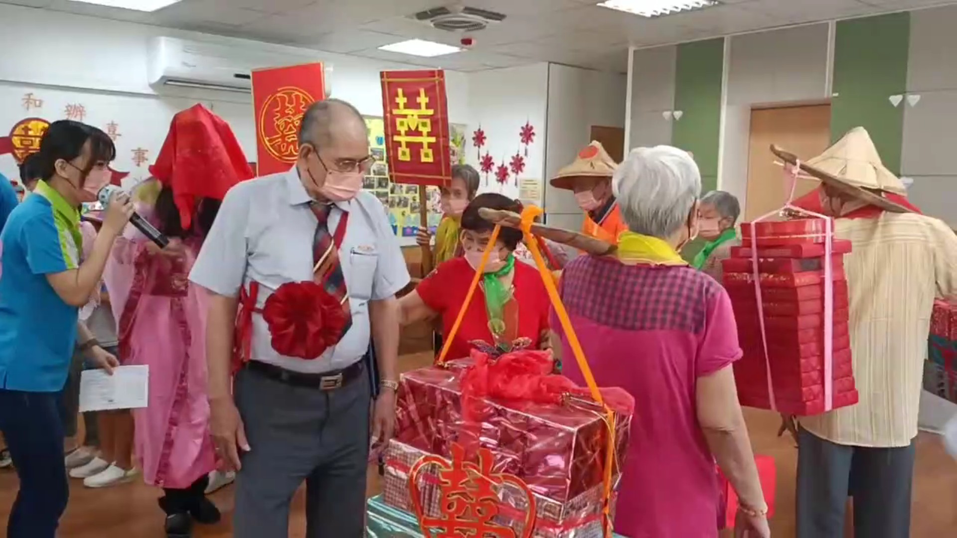 ▲伸港秀和苑日照中心辦理傳統婚禮走秀活動，讓長輩們重溫年輕時的美好回憶。（記者張溎壕攝）