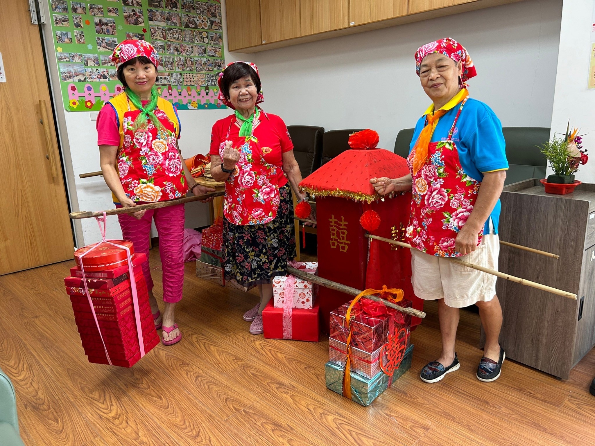 ▲伸港秀和苑日照中心辦理傳統婚禮走秀活動，讓長輩們重溫年輕時的美好回憶。（記者張溎壕攝）