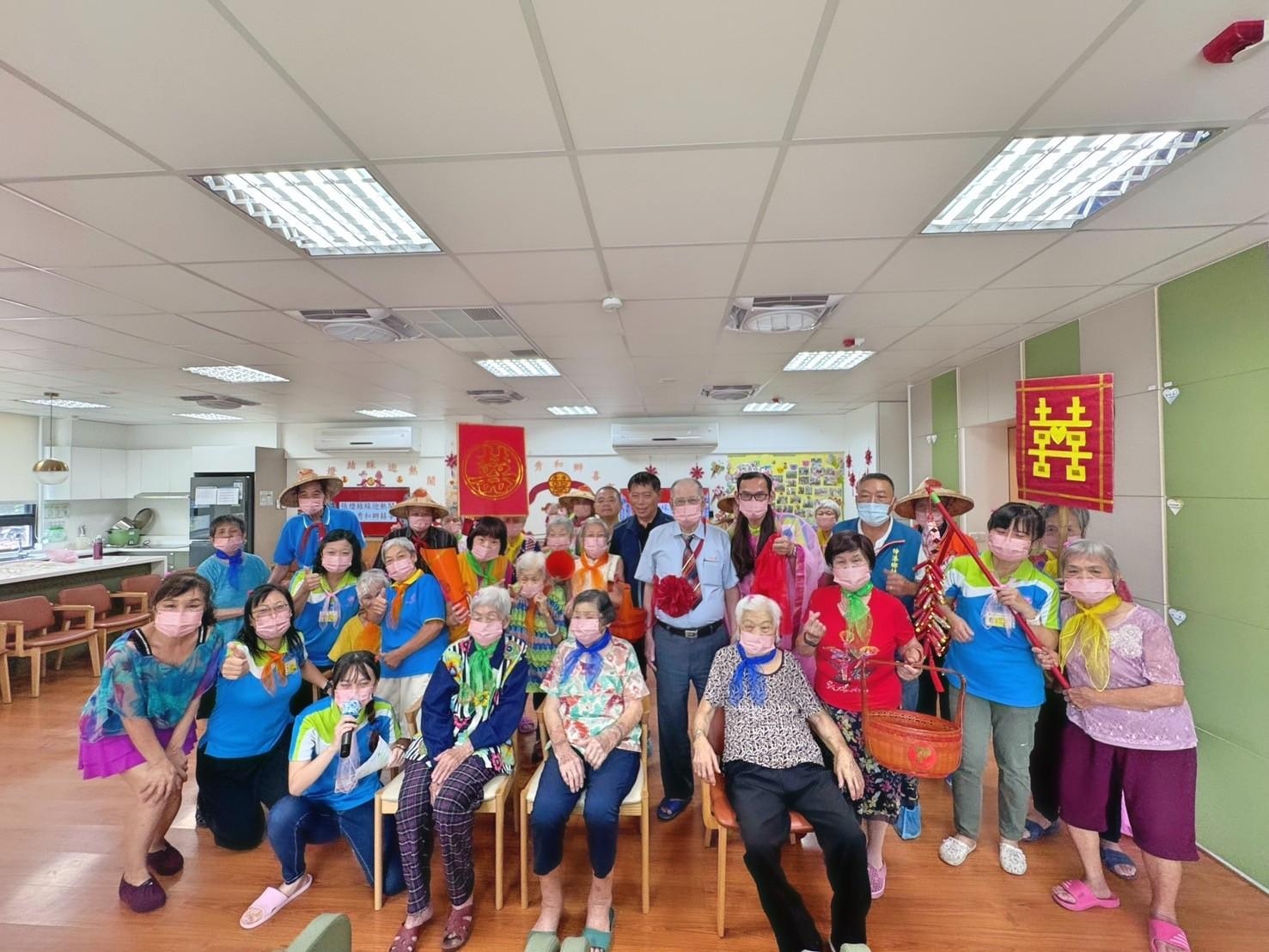▲伸港秀和苑日照中心辦理傳統婚禮走秀活動，讓長輩們重溫年輕時的美好回憶。（記者張溎壕攝）
