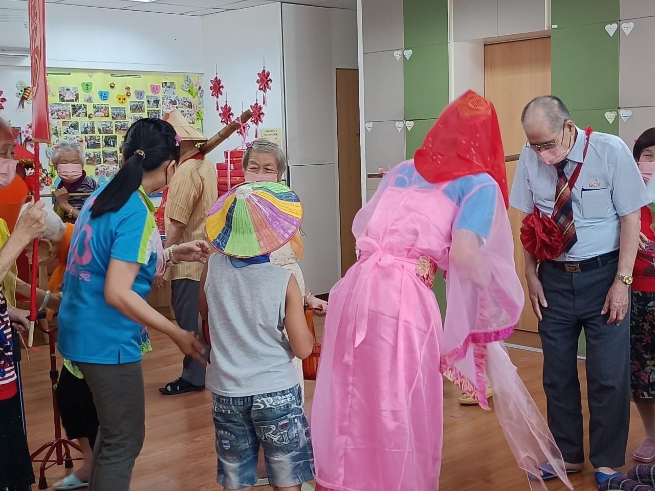 ▲伸港秀和苑日照中心辦理傳統婚禮走秀活動，讓長輩們重溫年輕時的美好回憶。（記者張溎壕攝）