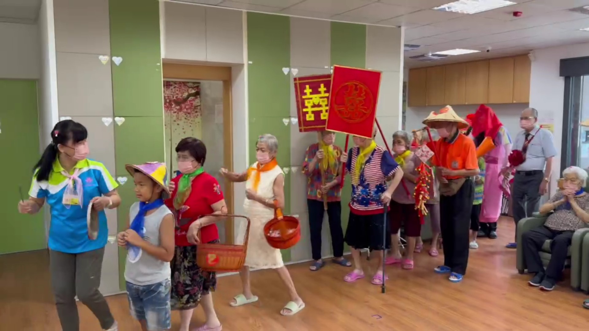 ▲伸港秀和苑日照中心辦理傳統婚禮走秀活動，讓長輩們重溫年輕時的美好回憶。（記者張溎壕攝）