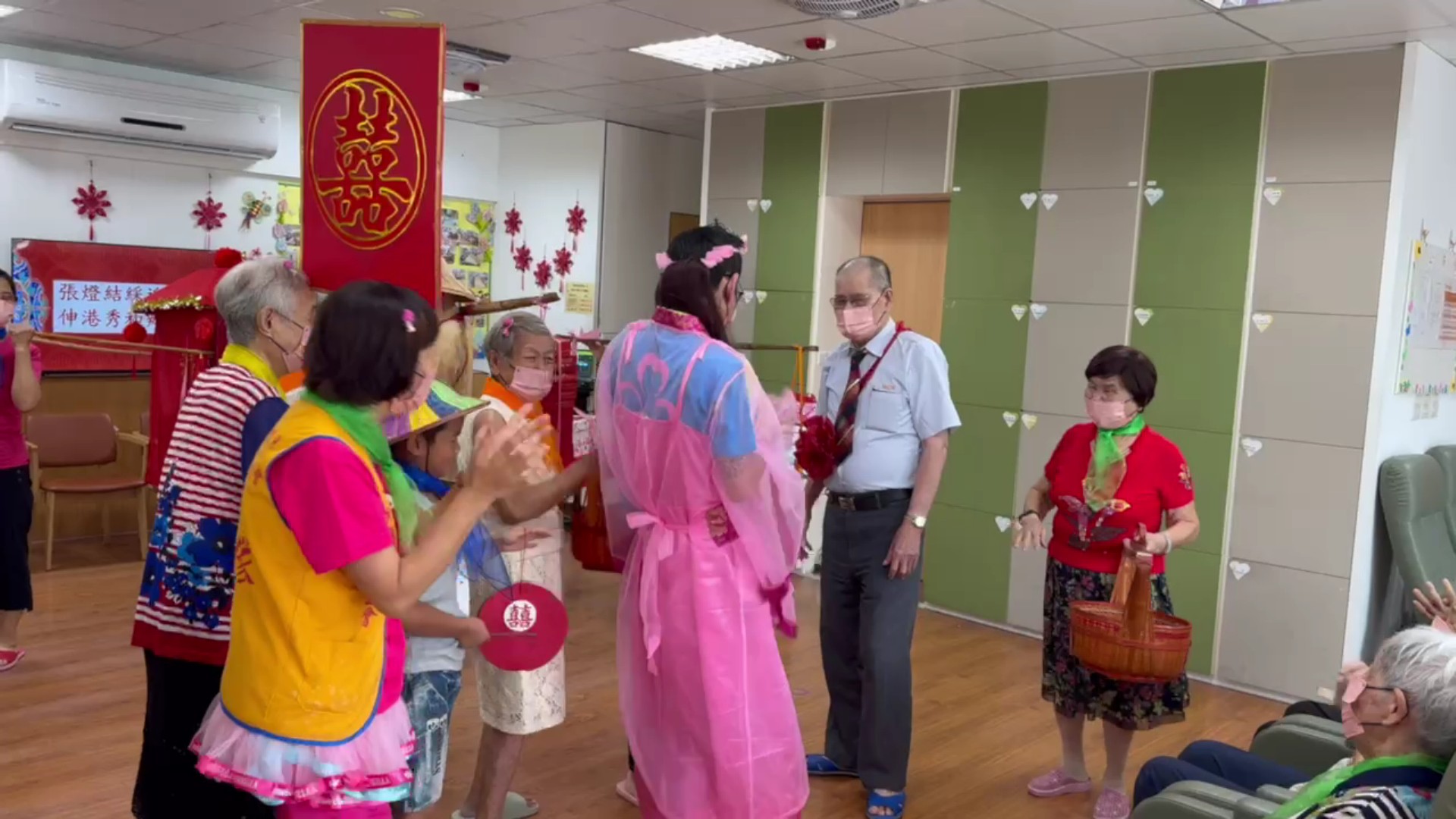 ▲伸港秀和苑日照中心辦理傳統婚禮走秀活動，讓長輩們重溫年輕時的美好回憶。（記者張溎壕攝）