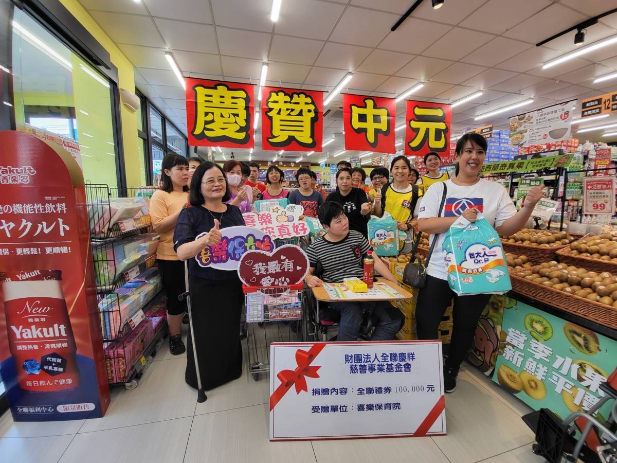▲全聯慶祥基金會志工帶領喜樂保育院的大朋友，前往全聯二林店進行採購，選擇所需要的生活用品。（記者張溎壕攝）