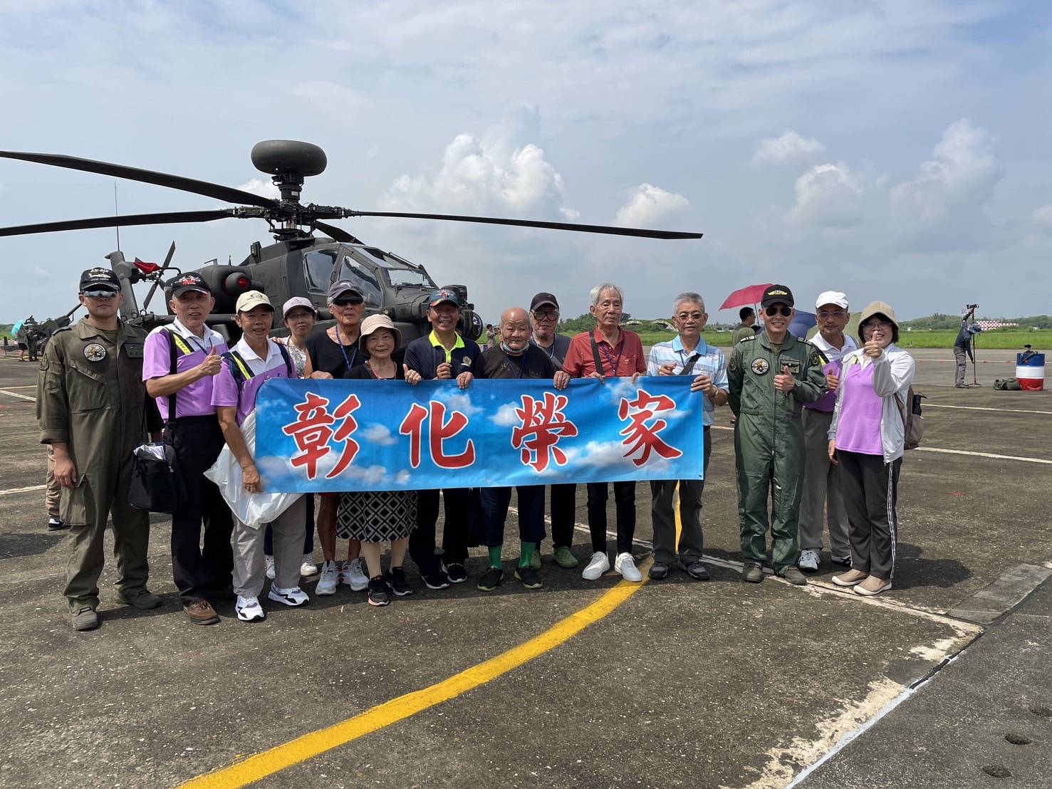 ▲彰化榮家帶領長輩前往嘉義空軍營區，提前觀賞國軍精湛演出，一睹戰機風采，也重溫軍旅生涯情境。（彰化榮家提供）
