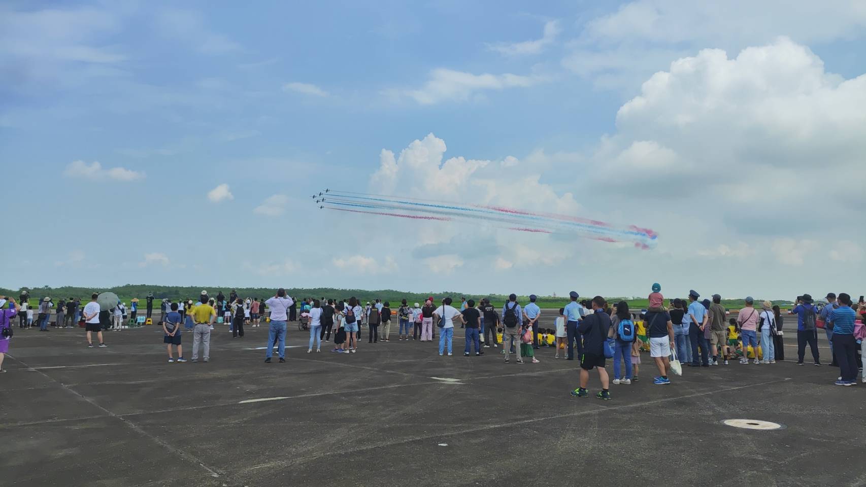 ▲彰化榮家帶領長輩前往嘉義空軍營區，提前觀賞國軍精湛演出，一睹戰機風采，也重溫軍旅生涯情境。（彰化榮家提供）