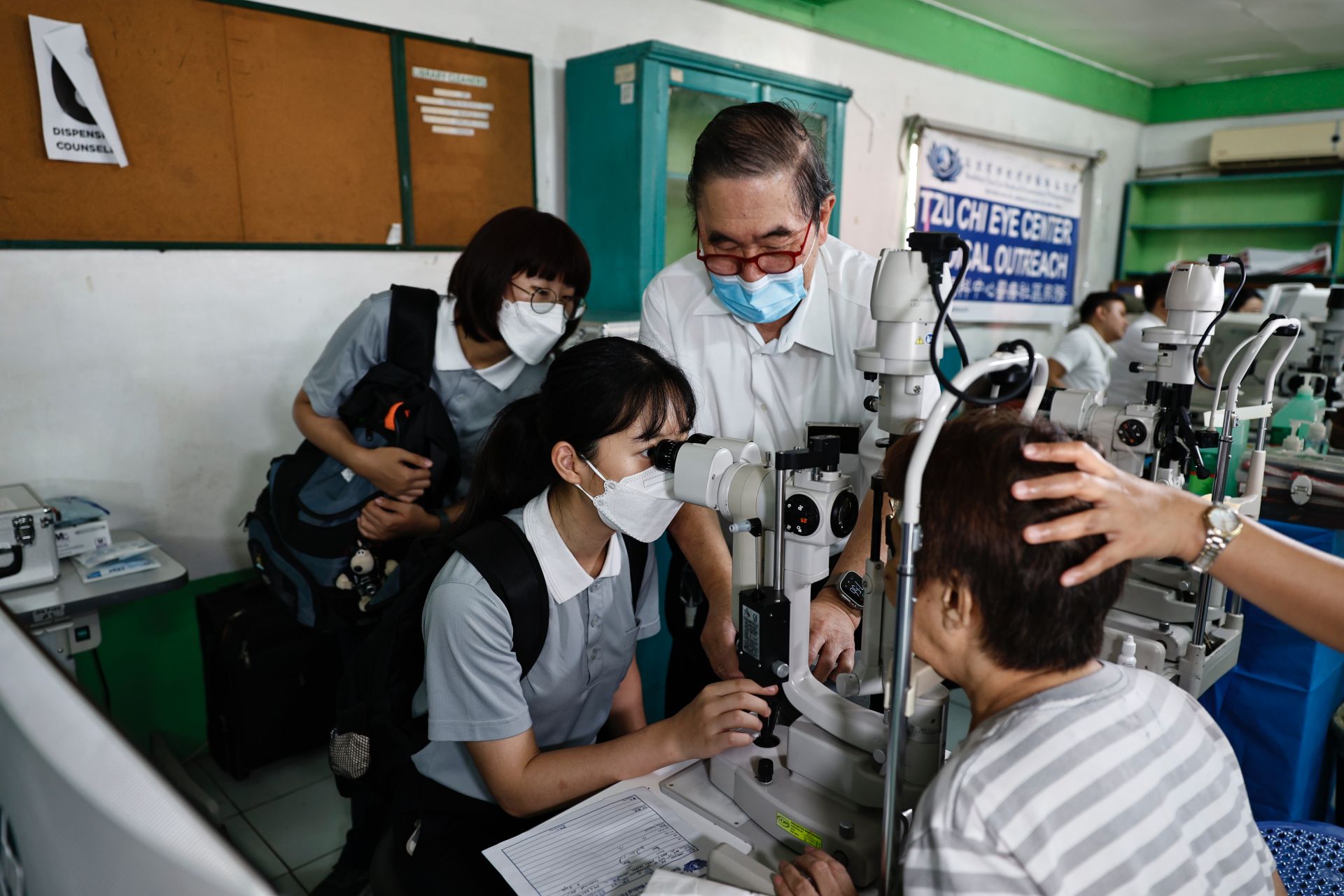 學生跟著醫師前輩們參與義診