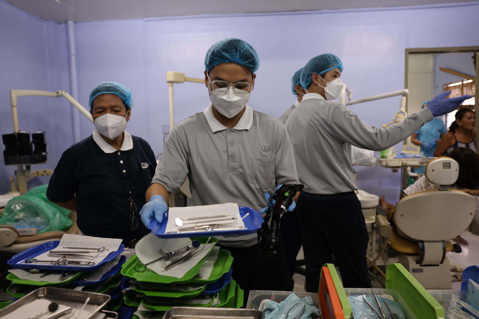 學生跟著醫師前輩們參與義診