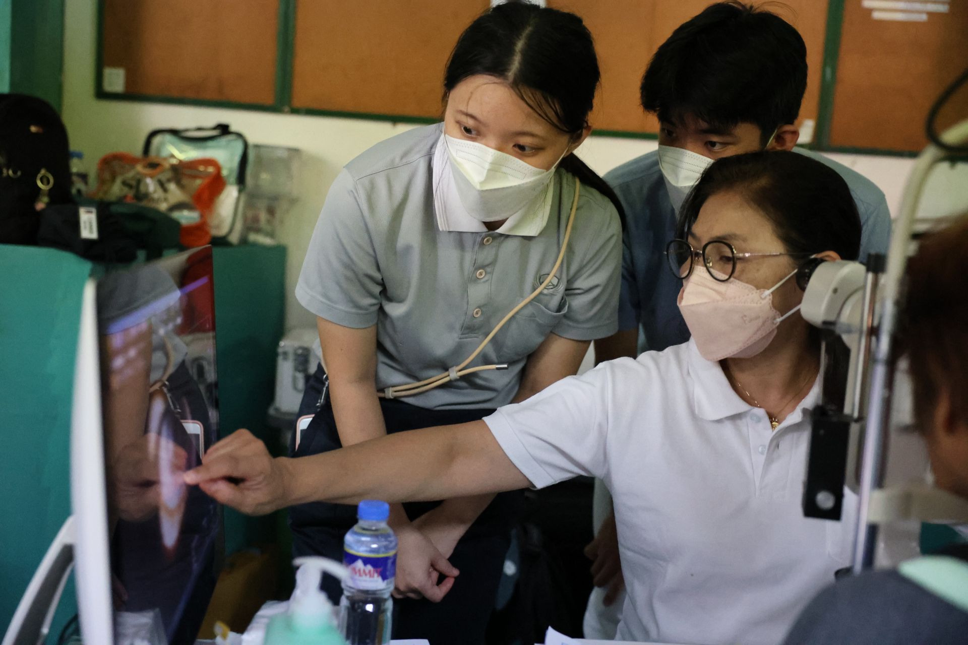 學生跟著醫師前輩們參與義診