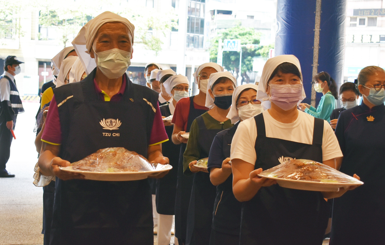 響應茹素護生、尊重生命,中午用餐時刻,除了里民提供的蔬食料理外,還有中正區志工們準備的自助餐點。