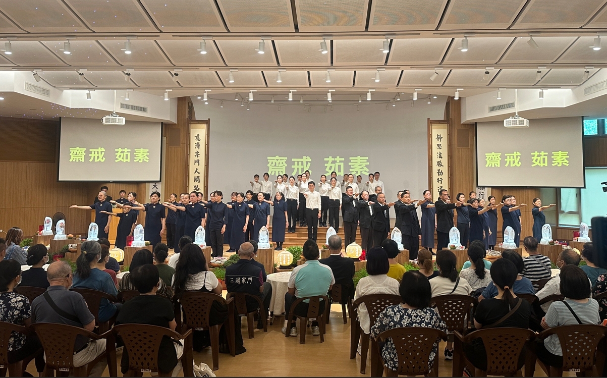 響應茹素護生、尊重生命,中午用餐時刻,除了里民提供的蔬食料理外,還有中正區志工們準備的自助餐點。