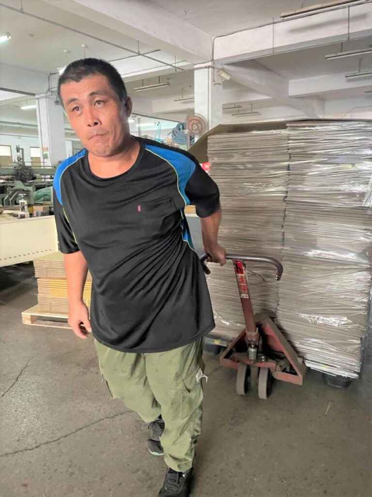 ▲中彰投分署芳苑就服台幫助中年失業的阿吉穩定就業。(中彰投分署提供)