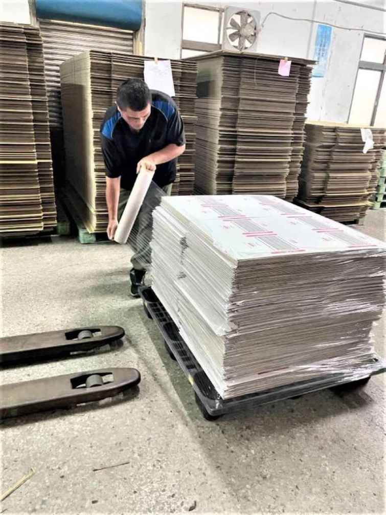 ▲芳苑就服台運用「職場學習再適應計畫」補助雇主提供專人協助阿吉學習紙廠所需工作技能。（中彰投分署提供）