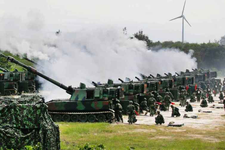 ▲為提升砲兵部隊訓練成效，陸軍第十軍團分別於8月7日、8日，在臺中番仔寮陣地實施年度「重砲保養射擊」任務。（十軍團重砲提供）