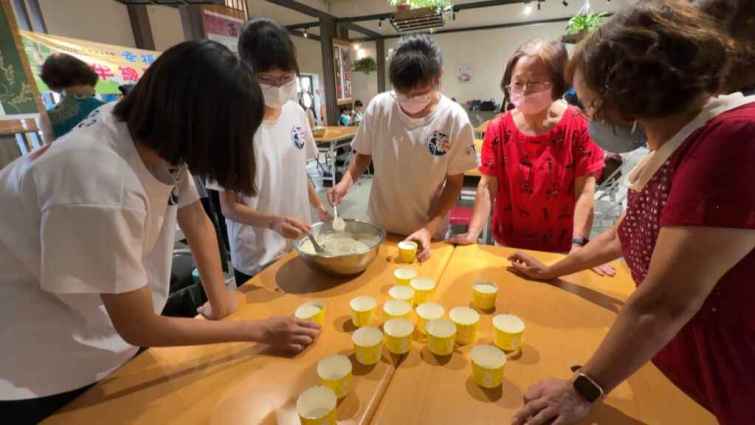 ▲青銀共學是推動農村永續發展的重要關鍵，孩子們與長輩們一起動手製作杯子蛋糕，不時傳來陣陣歡笑聲，讓人感受到濃濃的溫馨與活力。（記者林明佑攝）