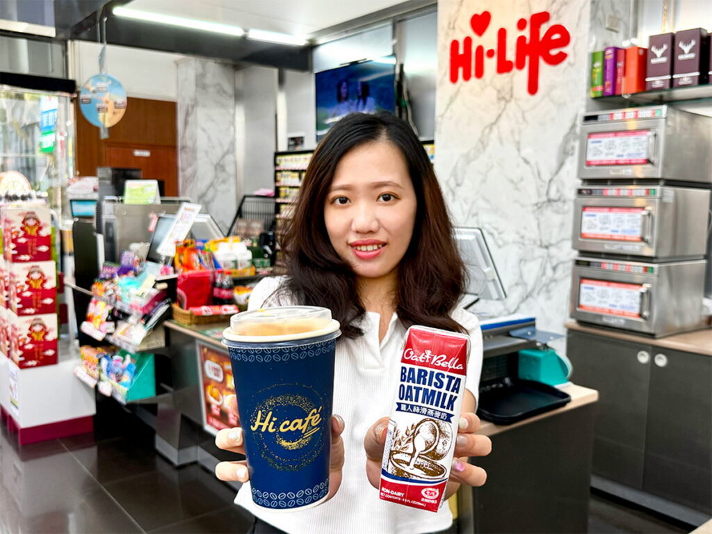 萊爾富即日起推出2款Hi café燕麥奶系列飲品-冰燕麥奶拿鐵與冰黑糖珍珠燕麥奶