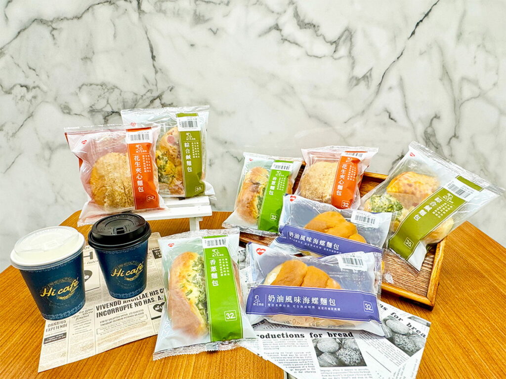 萊爾富即日起推出4款古早味麵包新品-奶油風味海螺麵包、花生夾心麵包、香蔥麵包與綜合鹹麵包