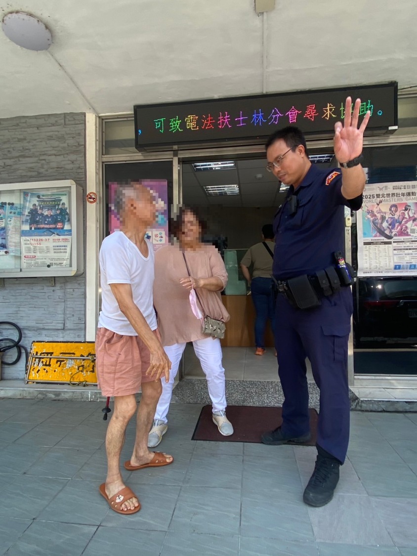 北投分局永明派出所警員黃國禎協助迷途的姓老翁郭姓老翁返家。(記者薛秀蓮翻攝)
