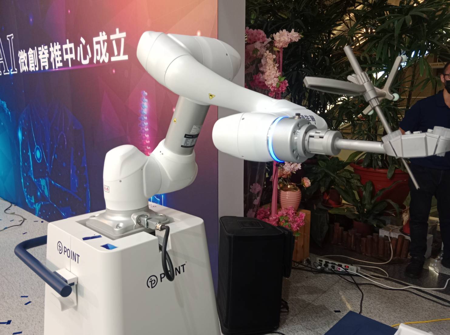 醫院導入高科技導航儀器,與在地廠商合作,提升手術精準度,節省時間,提高醫療品質。(圖/記者林照東攝)