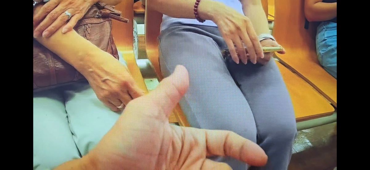 員警耐心向蔡女說明詐騙手法。(記者薛秀蓮翻攝)