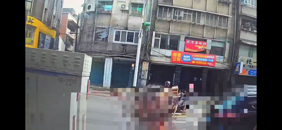 蔡女及其家人感謝警方及行員幫忙阻止提款。(記者薛秀蓮翻攝)