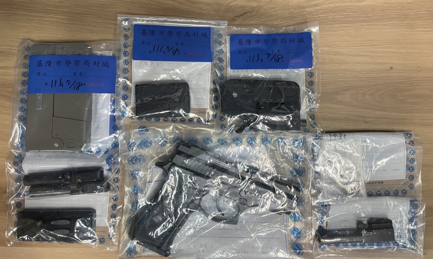 基隆市警察局刑警大隊科偵隊查獲多把改造手槍。(記者薛秀蓮翻攝)