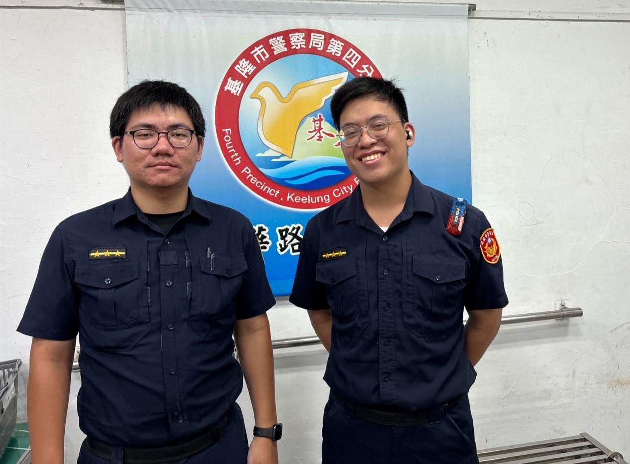 基隆市警察局第四分局中華路分駐所警員顏仲呂、陳思捷(右至左)。(記者薛秀蓮翻攝)