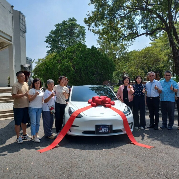遊雲林抽特斯拉大獎留雲林 ,今(7)天於文化觀光處迴廊進行特斯拉交車儀式 ,雲林女兒歡喜領車開回家 。