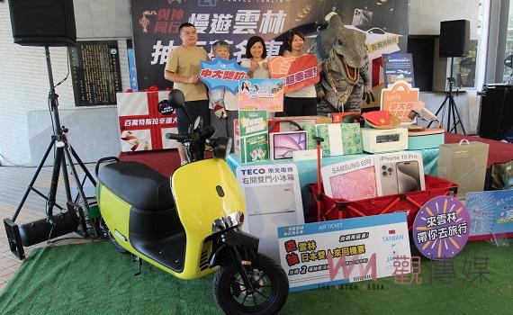 遊雲林抽百萬特斯拉今交車 幸運得主家人陪同歡喜領車