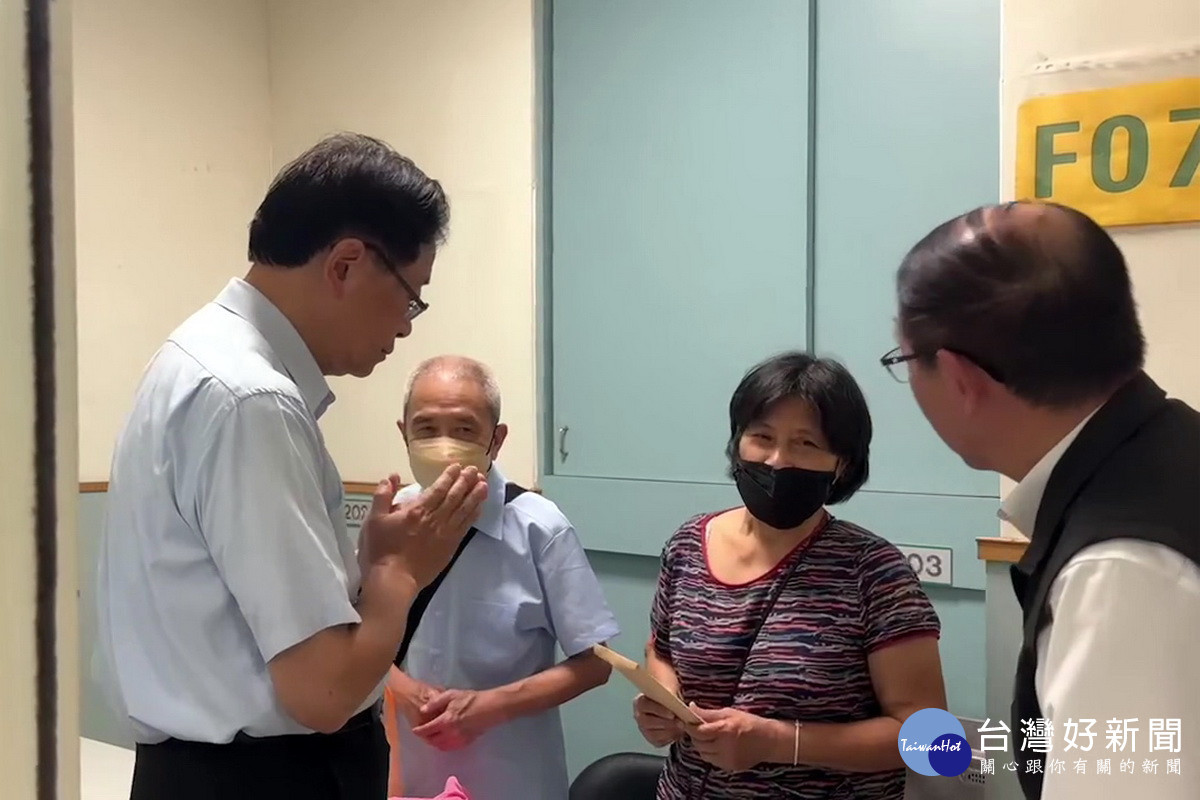 桃園市警局交通大隊楊梅分隊吳姓員警上班途中遭撞死,桃園市長張善政慰問其父母並致贈10萬元慰問金。<br /><br />