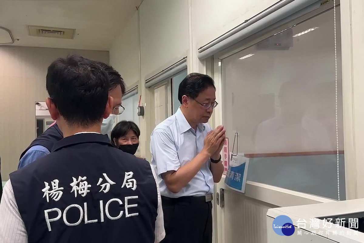 桃園市警局交通大隊楊梅分隊吳姓員警上班途中遭撞死,桃園市長張善政雙手合什默哀致敬。