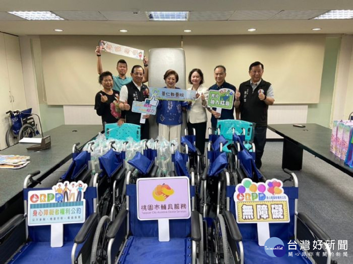 善心人士與企業捐贈輔具及防詐騙宣導, 愛傳桃園共創友善城市。
