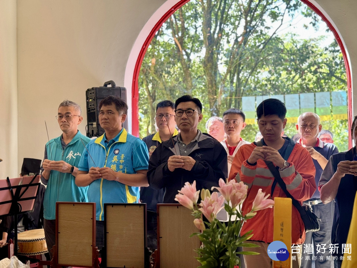 立法院副院長江啟臣與臺中市議員吳振嘉到中橫饗堂路工忠烈祠參與中元普渡。