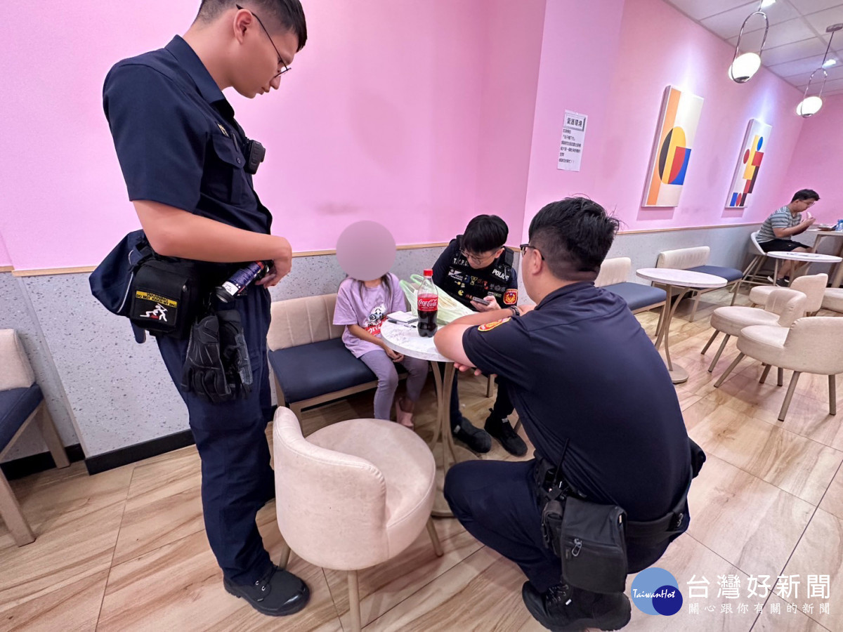 女童深夜賭氣離家出走,警方火速助其返家。