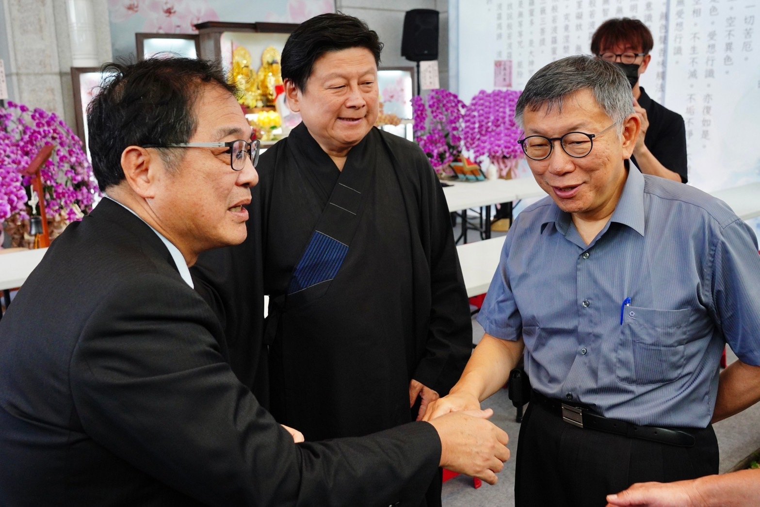 傅崐萁之母劉滿蘭辭世,法務部長鄭銘謙今(8日)到花蓮拈香,巧遇民眾黨主席柯文哲,三人罕見同框。讀者提供