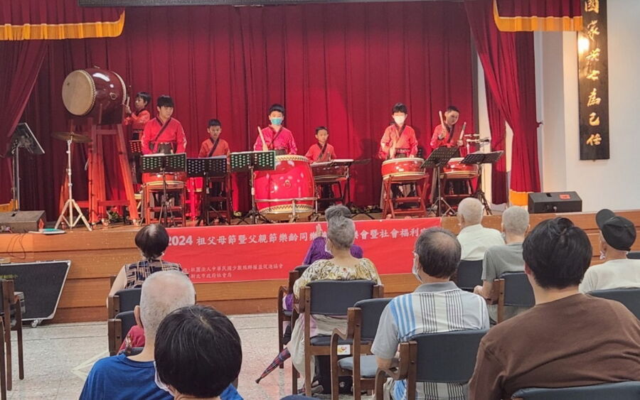 圖/新店區新和國小國樂社在今(8)日父親節的當天,前往屈尺的北區老人之家進行公益慈善演出。(新和國樂團會長陳勝宏提供)