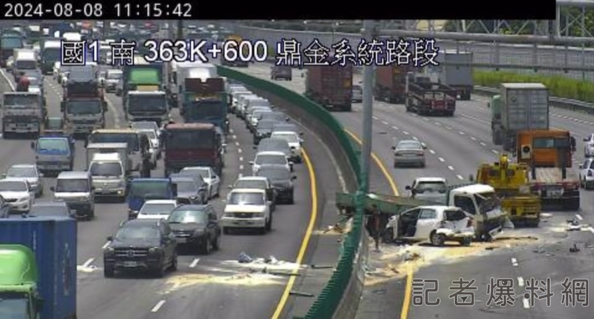 ▲國1南向363.8K鼎金段發生嚴重事故,散落物噴到對向車道造成交通阻礙。(圖/翻攝畫面,下同)