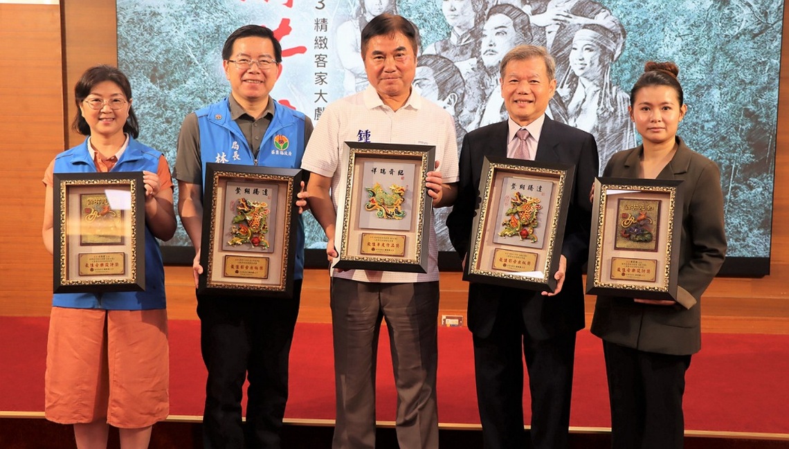 榮興客家採茶劇團入圍傳藝金曲獎三大獎 苗栗縣長鍾東錦今頒獎表揚