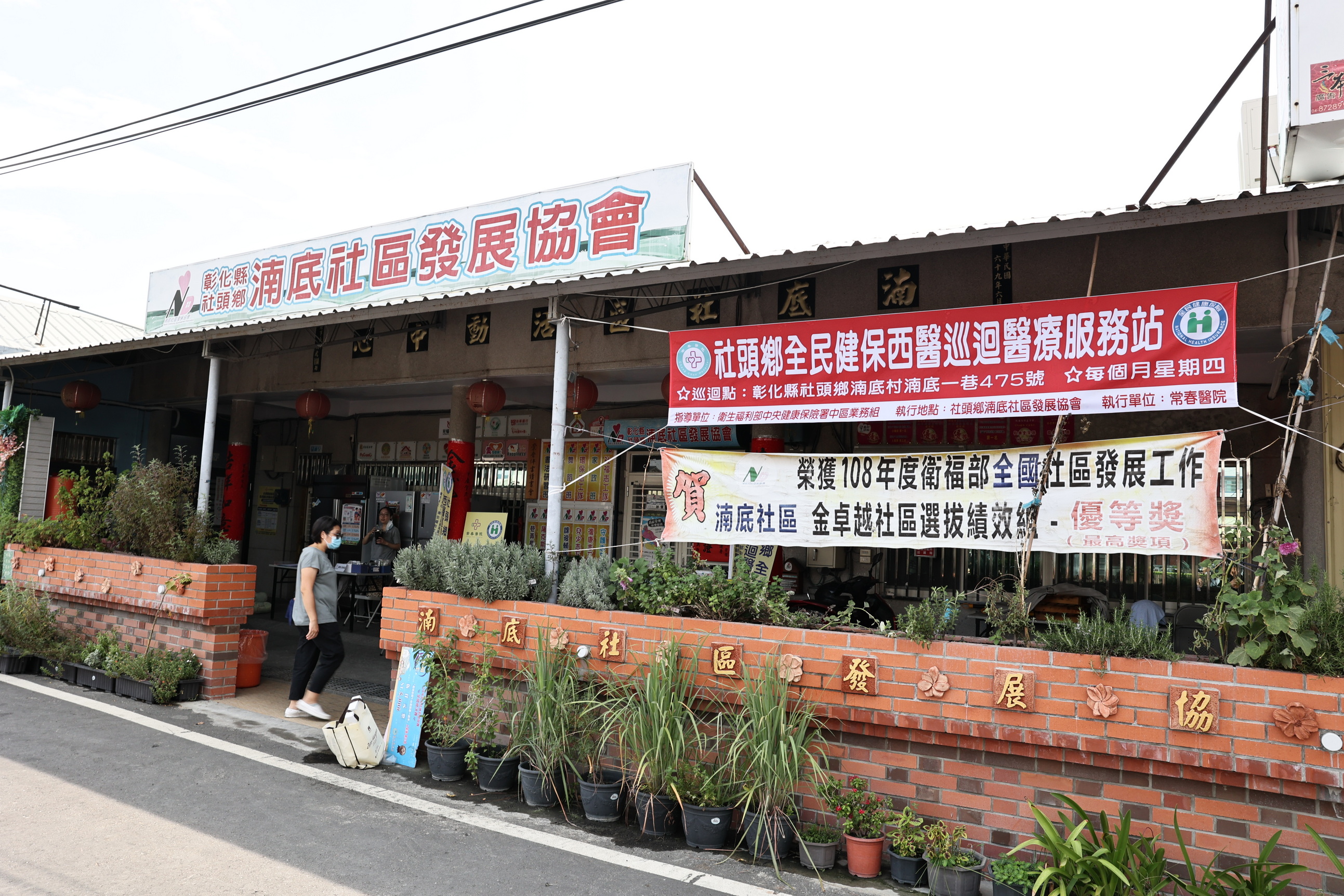 常春醫院開設湳底村西醫巡迴服務，每週四派出醫師、護理師、藥師等醫療團隊服務長輩看診、拿藥。（常春醫院提供）