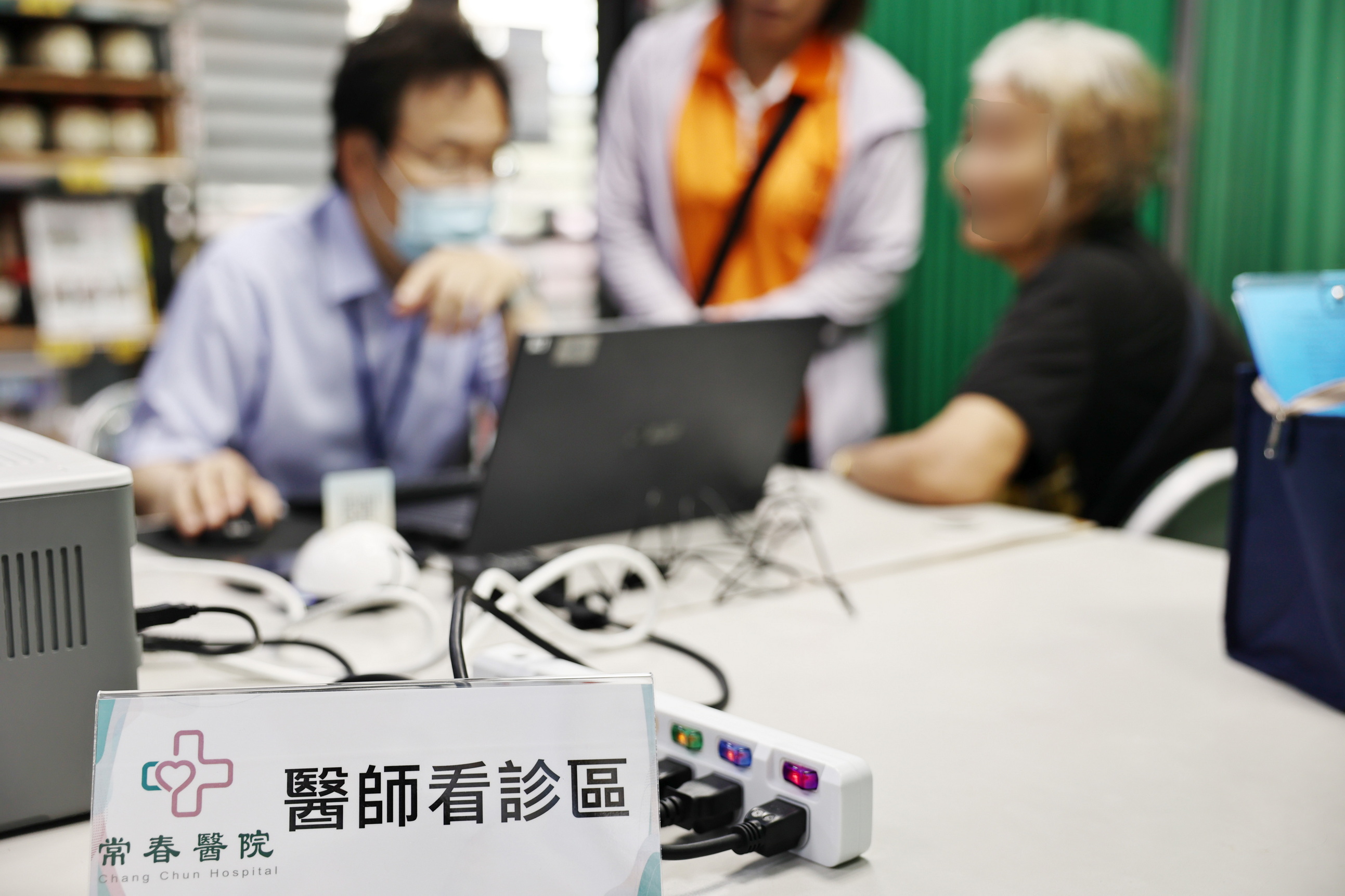 常春醫院開設湳底村西醫巡迴服務，每週四派出醫師、護理師、藥師等醫療團隊服務長輩看診、拿藥。（常春醫院提供）