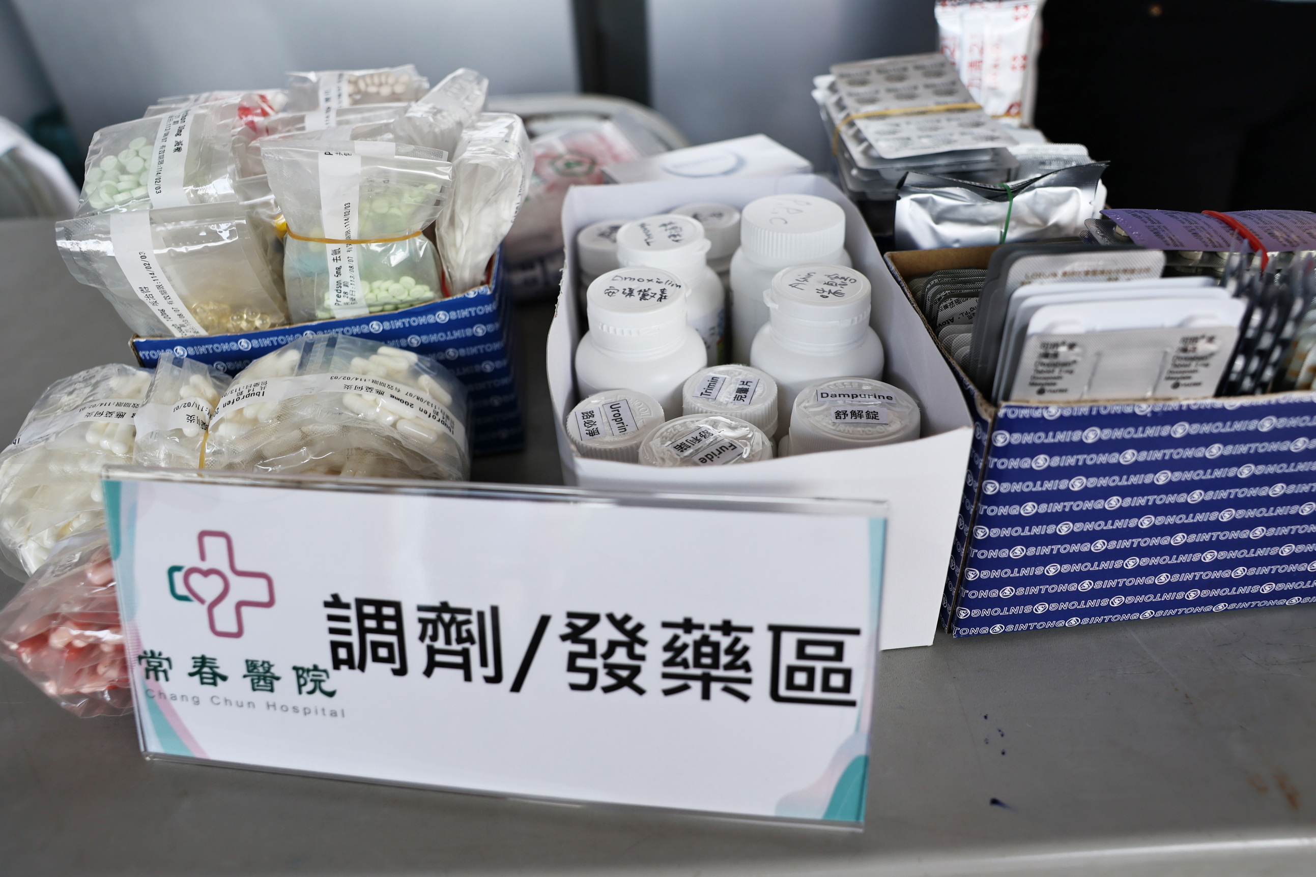 常春醫院開設湳底村西醫巡迴服務，每週四派出醫師、護理師、藥師等醫療團隊服務長輩看診、拿藥。（常春醫院提供）