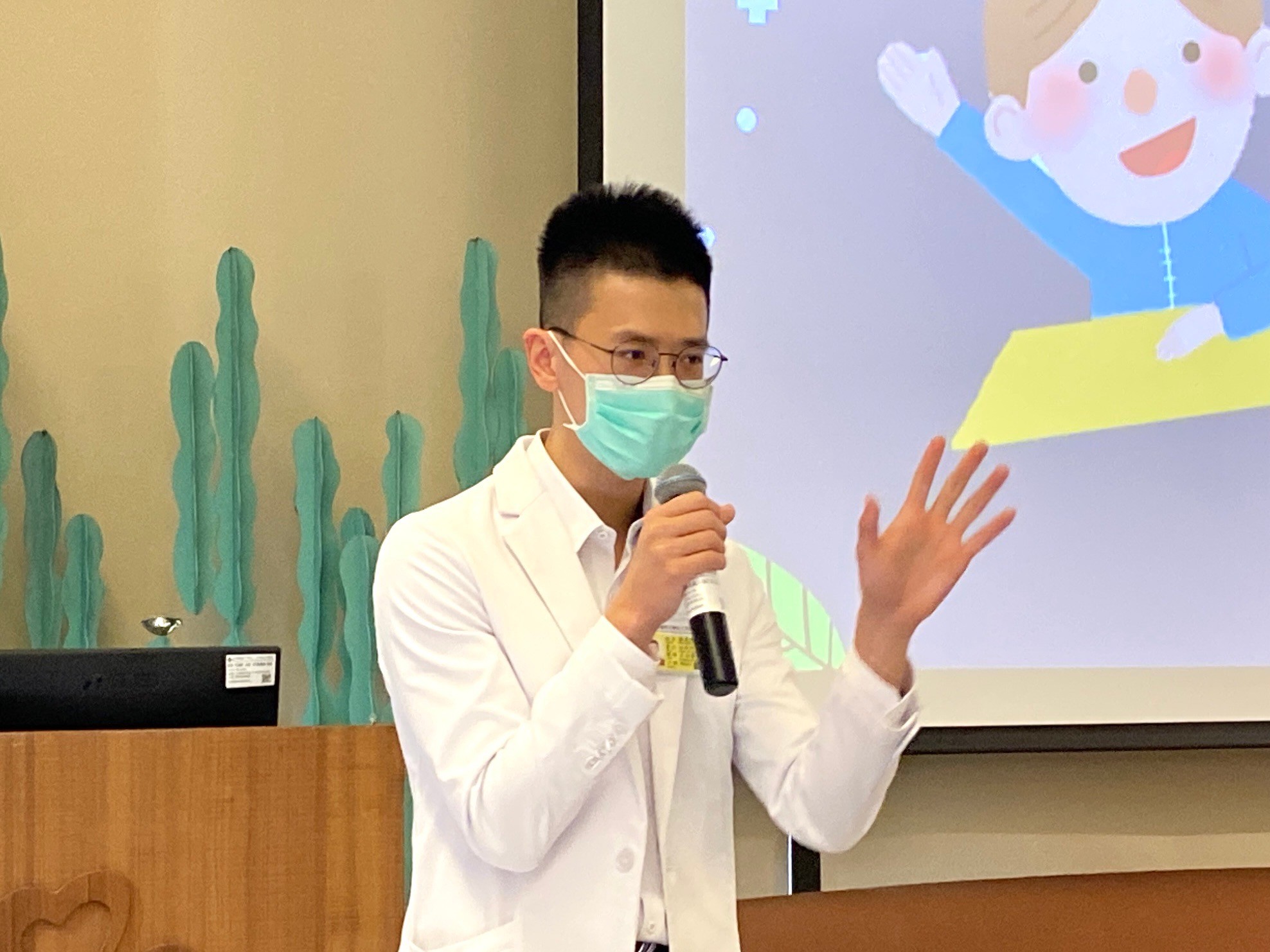 ▲秀傳醫院舉辦「需要知道的秘密：爸爸的健康護航指南」健康講座，有年輕子女陪同父親來參加，會後民眾到門診請教溫晨越醫師相關問題。（記者張溎壕攝）