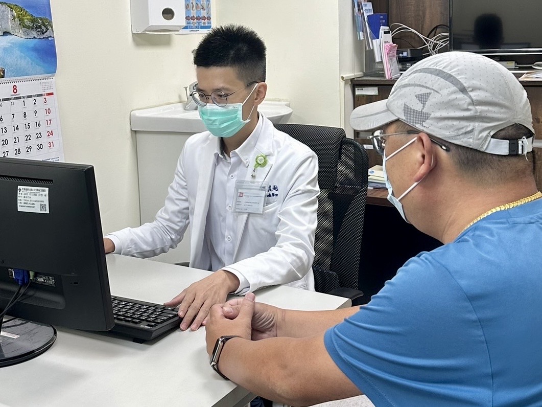 ▲秀傳醫院舉辦「需要知道的秘密：爸爸的健康護航指南」健康講座，有年輕子女陪同父親來參加，會後民眾到門診請教溫晨越醫師相關問題。（記者張溎壕攝）