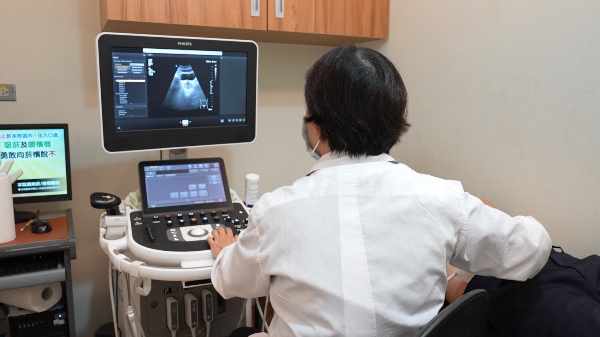 ▲秀傳醫院舉辦「需要知道的秘密：爸爸的健康護航指南」健康講座，有年輕子女陪同父親來參加，會後民眾到門診請教溫晨越醫師相關問題。（記者張溎壕攝）
