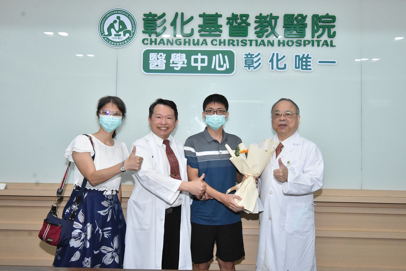▲葉同學（右二）感謝彰基兒童醫院醫療團隊，除了協助自己控制氣喘病情之外，還會關心他的用藥情況及心理健康。（記者張溎壕攝）