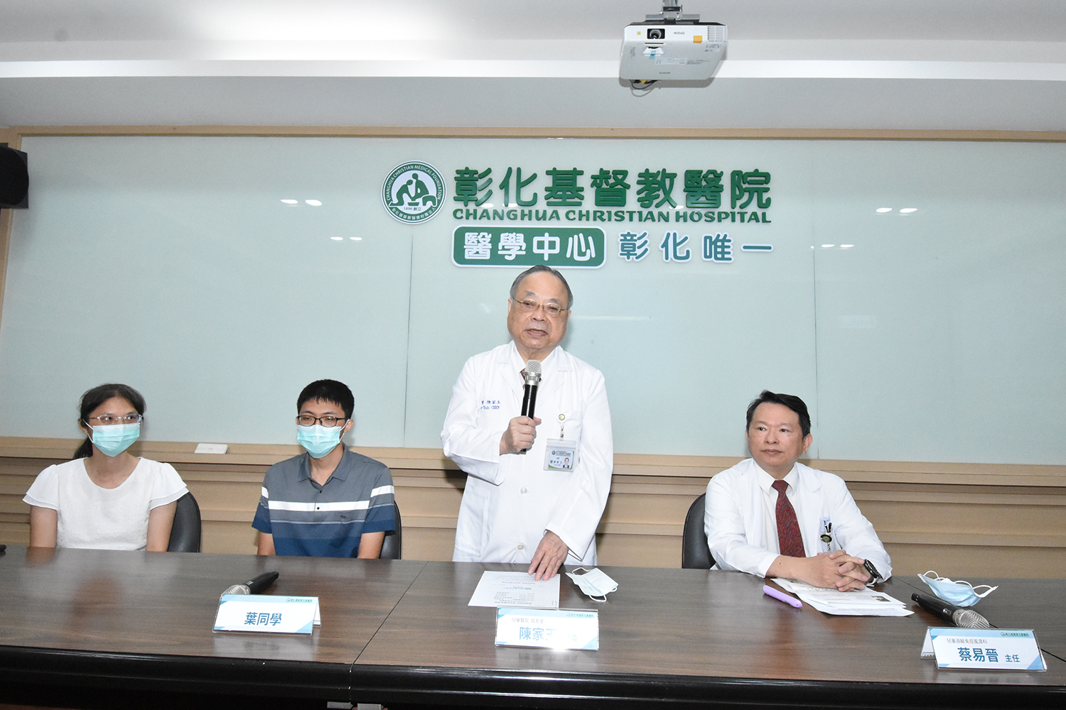 ▲陳家玉院長（右二）表示，蔡易晉與張通銘二位主任發布聯合研究，發表於國際兒童過敏免疫的權威醫學期刊《兒科過敏和免疫學》。（記者張溎壕攝）