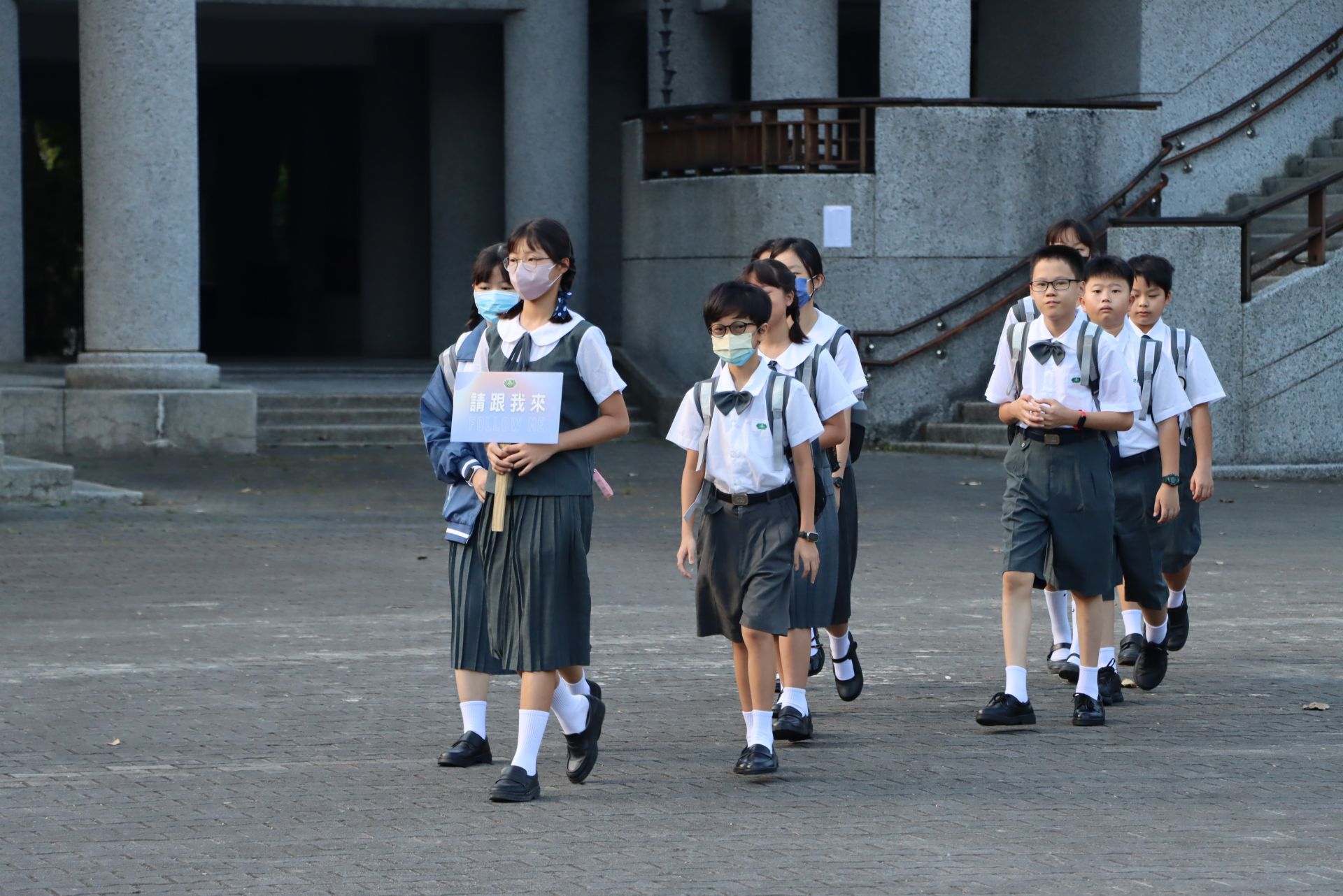 貼心安排從校門口引導新生到班級教室
