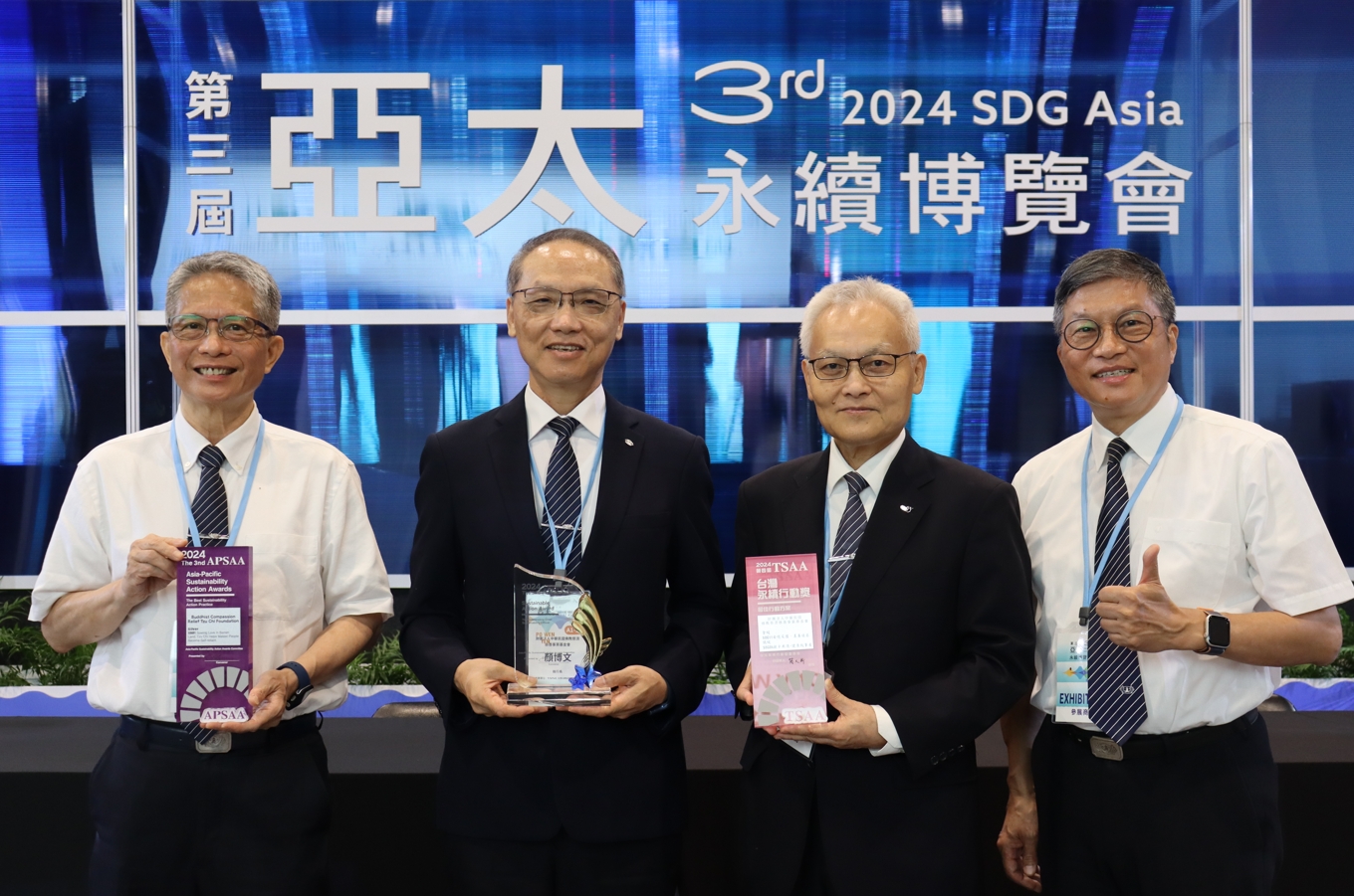 慈濟基金會顏博文執行長(左二)、熊士民副執行長(左一)、張宗義副執行長(右二)、劉效成副執行長(右一)感恩台灣及全球慈濟人的付出。