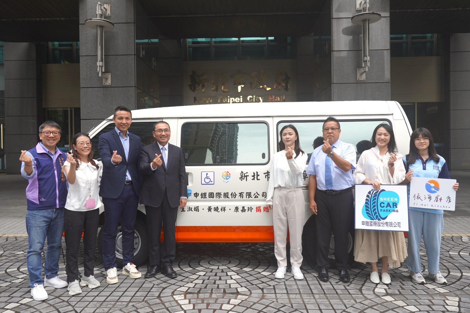 申鎧國際今捐復康巴士 侯友宜感謝愛心善舉 持續提供安全、便利的接送服務